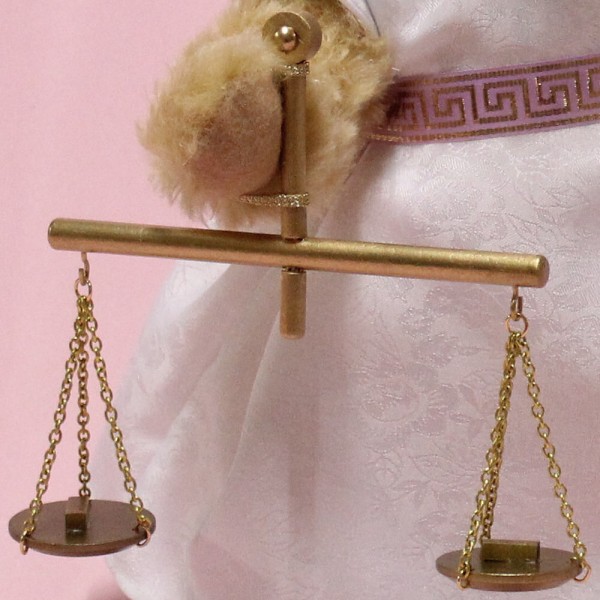 Hermann Coburg Teddybär Justitia die Göttin der Gerechtigkeit 36 cm